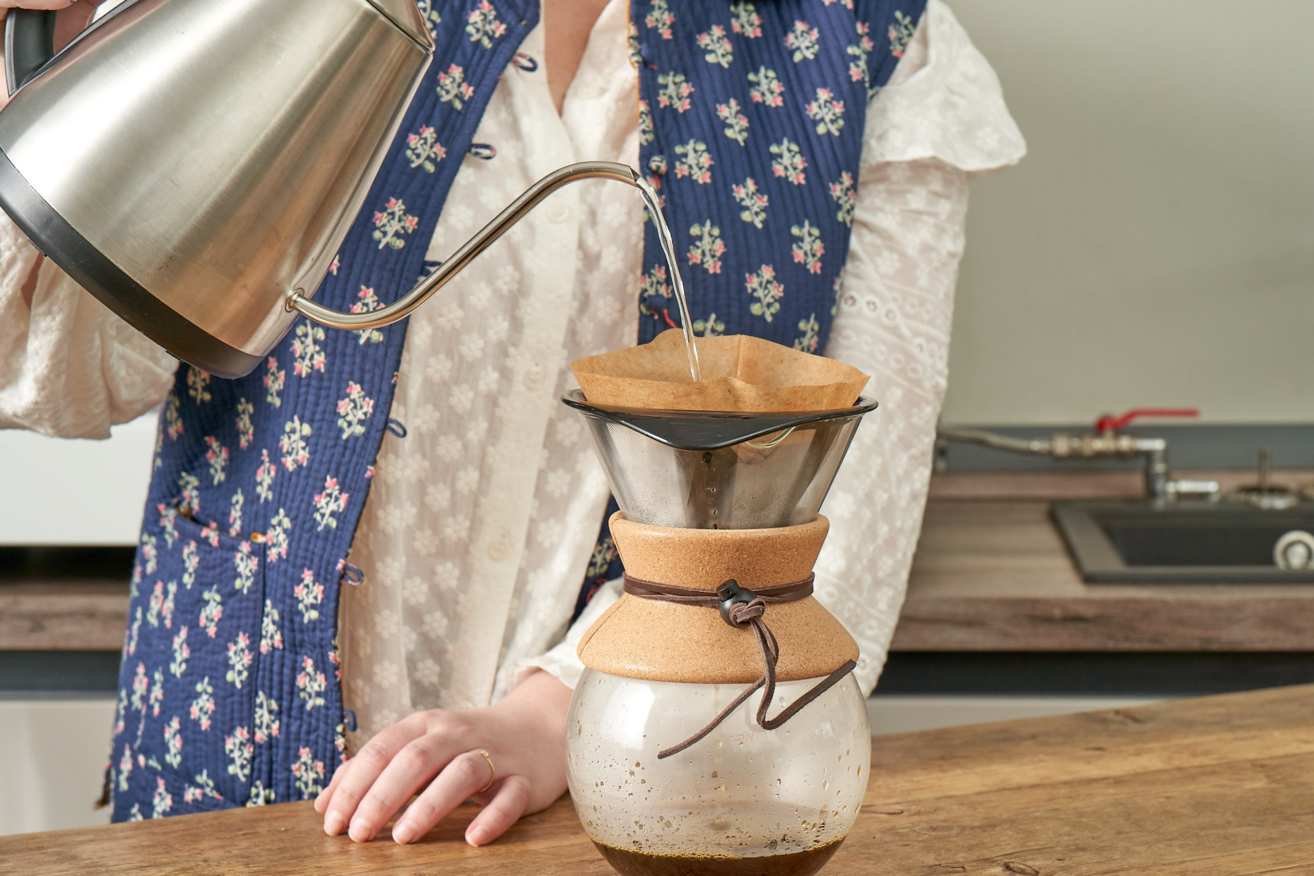 Frau bereitet Filterkaffee vor