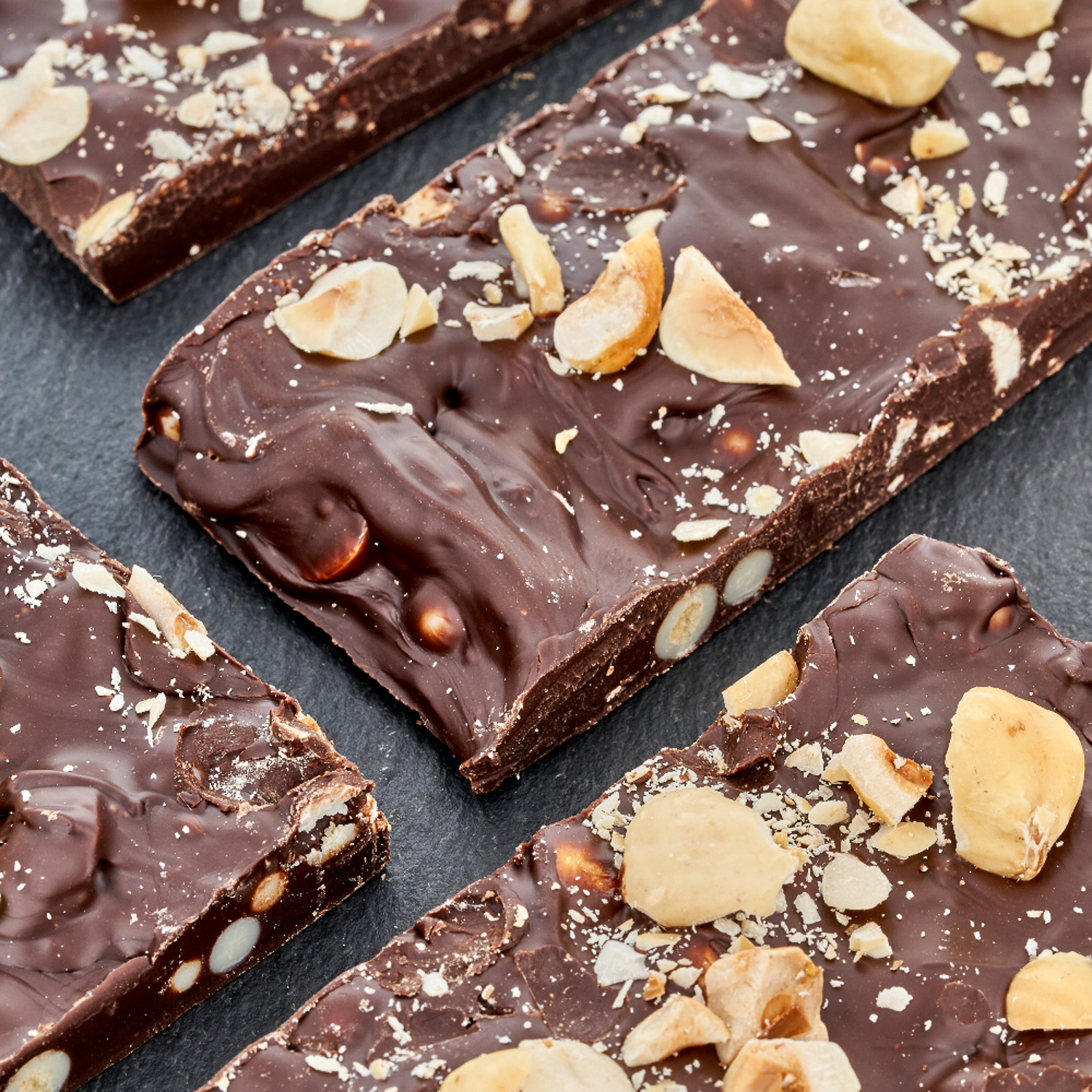 BKR - Edelbitter-Bruchschokolade mit Haselnüssen und Knusperperlen BKR - Edelbitter-Bruchschokolade mit Haselnüssen und Knusperperlen