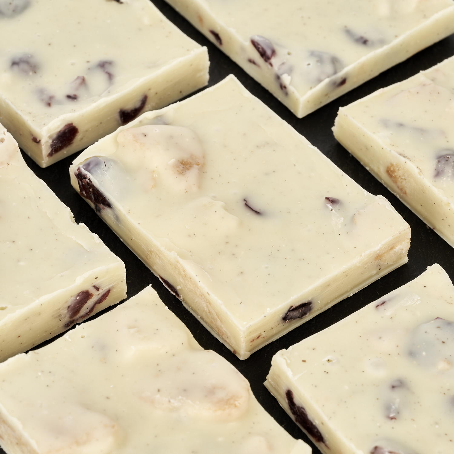 BKR - Weiße-Bruchschokolade mit Vanillekipferl und Preiselbeeren BKR - Weiße-Bruchschokolade mit Vanillekipferl und Preiselbeeren