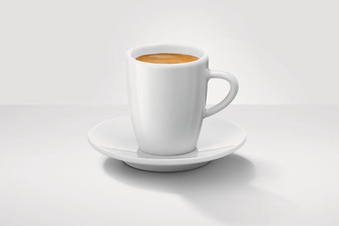 Weiße Kaffeetasse mit Untertasse