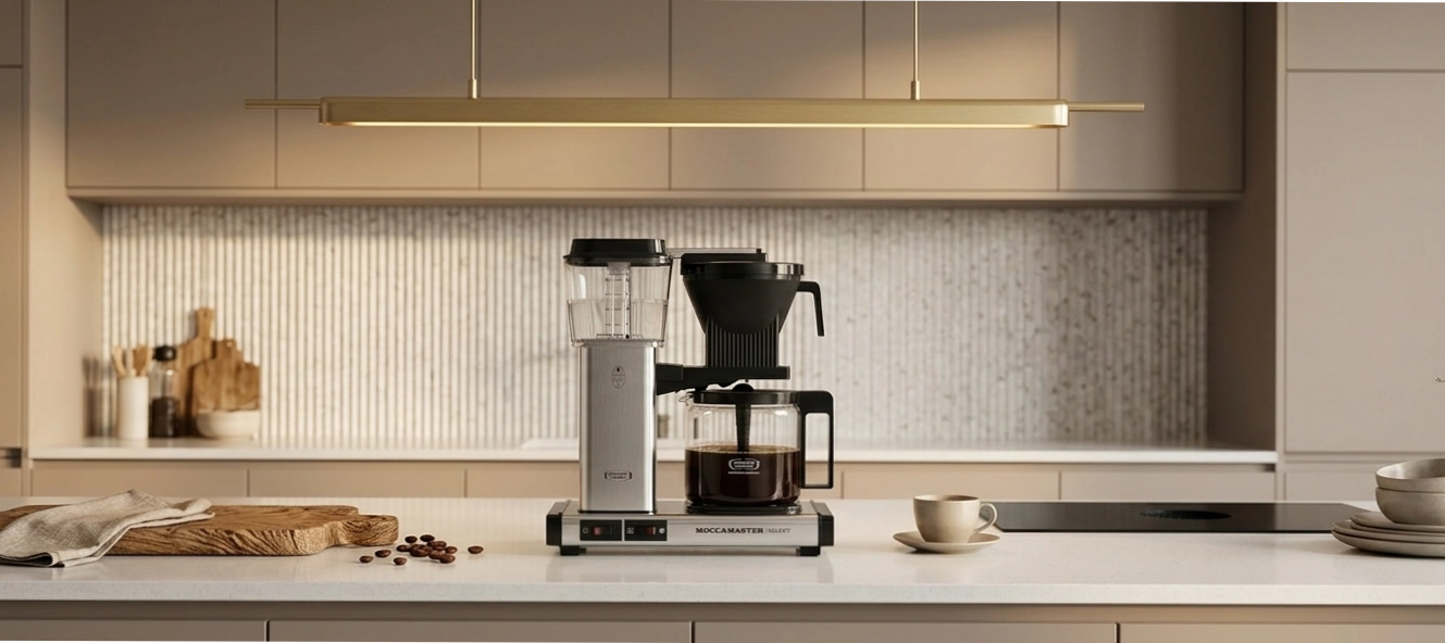 Moccamaster Maschine in einer modernen Küche  - Hintergrund