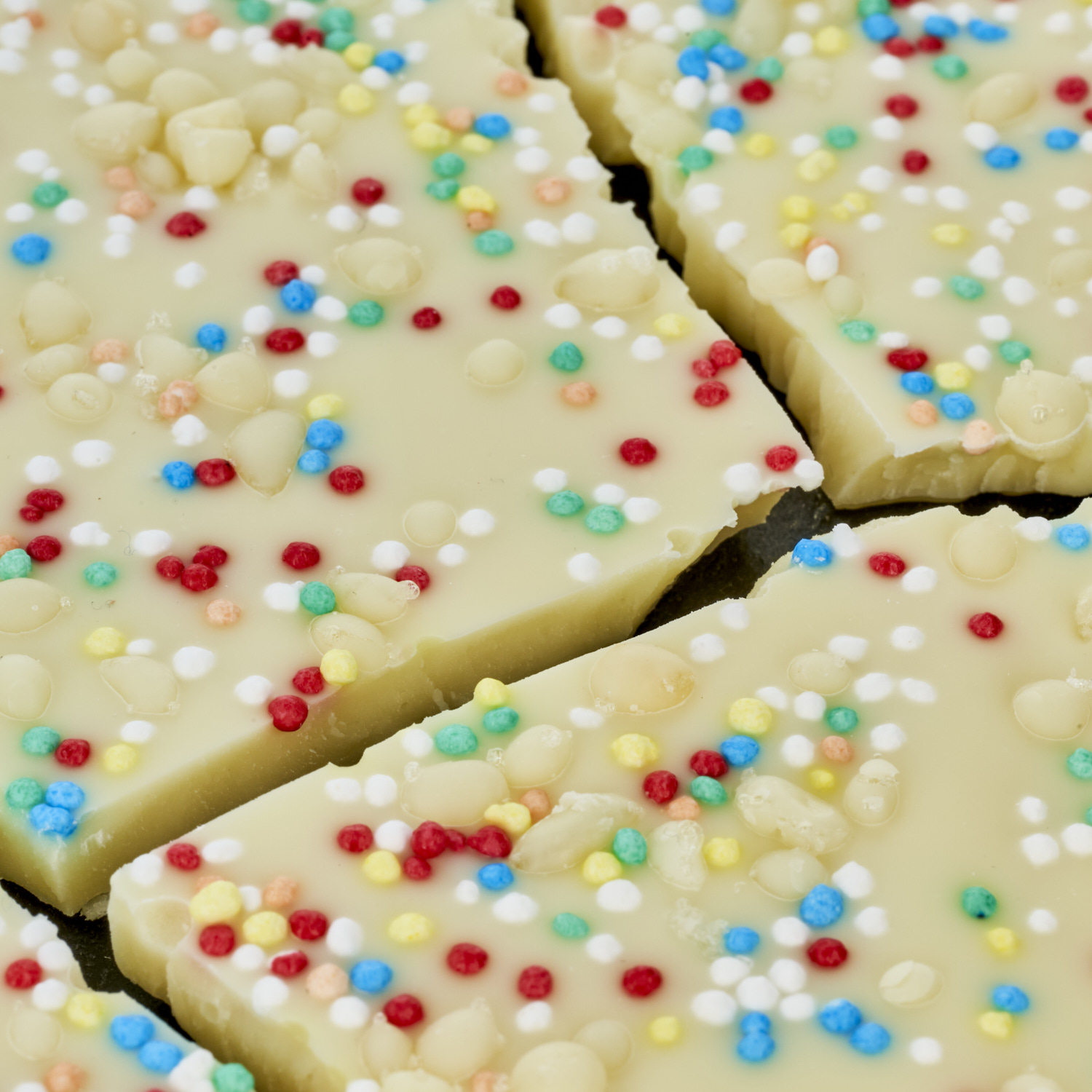 "Knallberni" mit Knallbrause und bunten Streuseln (weiss) "Knallberni" mit Knallbrause und bunten Streuseln (weiss)