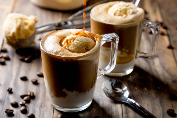Berliner Kaffeerösterei Kaffeerezept Eiskaffee klassisch Sommer mit Vanilleeis und Sahne