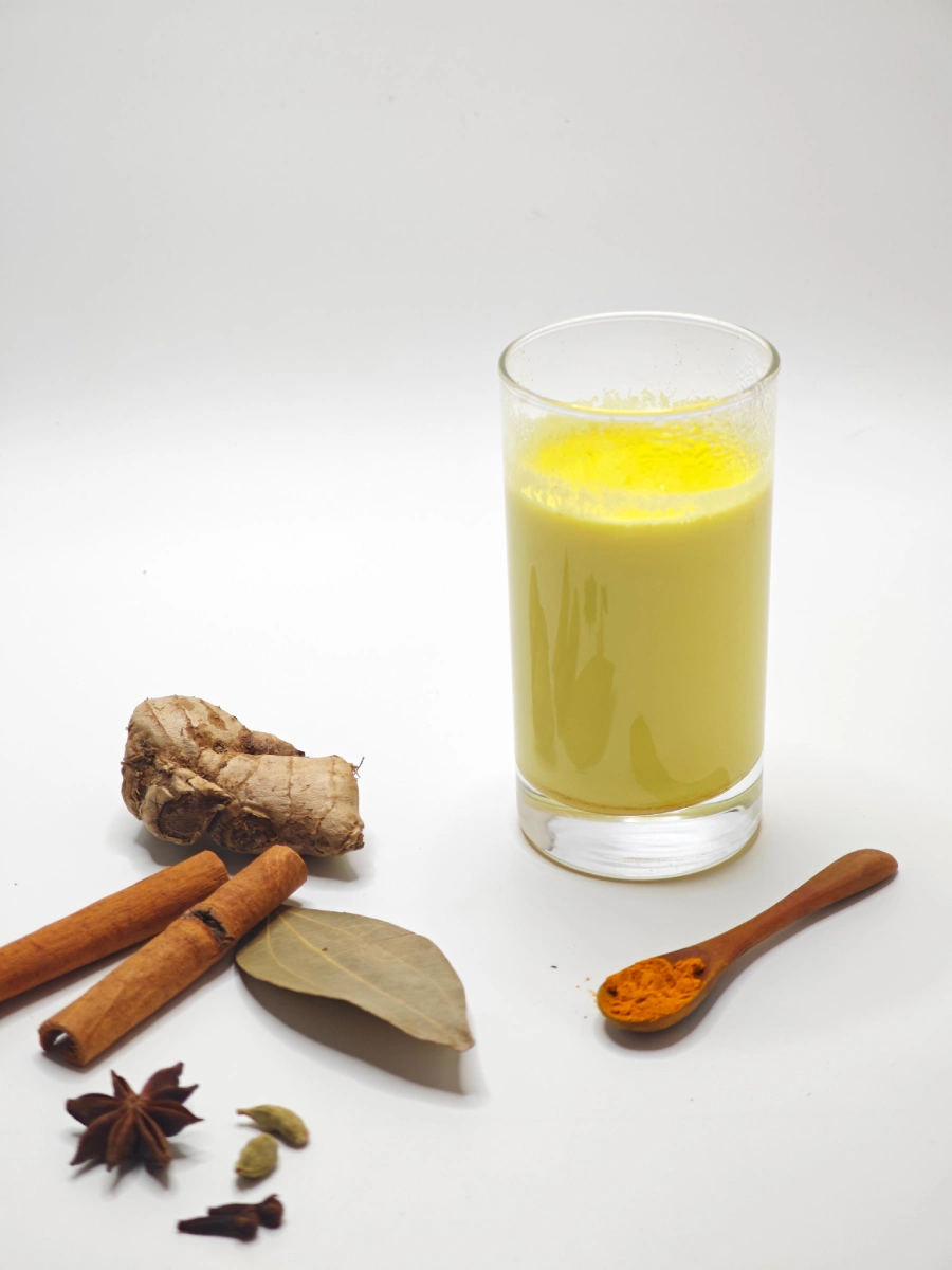 Zutaten für eine goldene Milch oder ein Golden Spice Latte Getränk in einem Glas