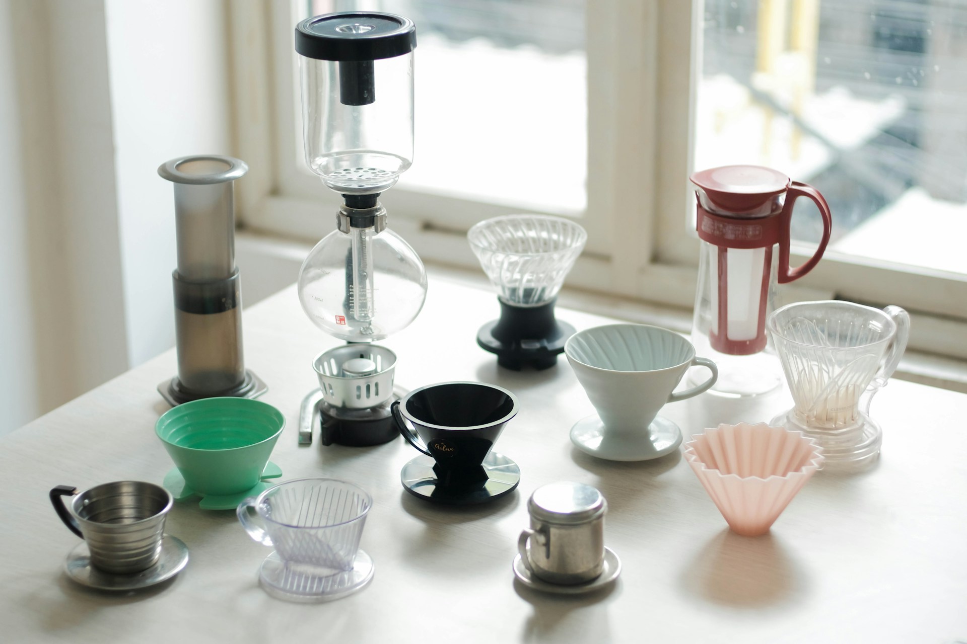 verschiedene Kaffeefilter auf Tisch zur Kaffeezubereitung